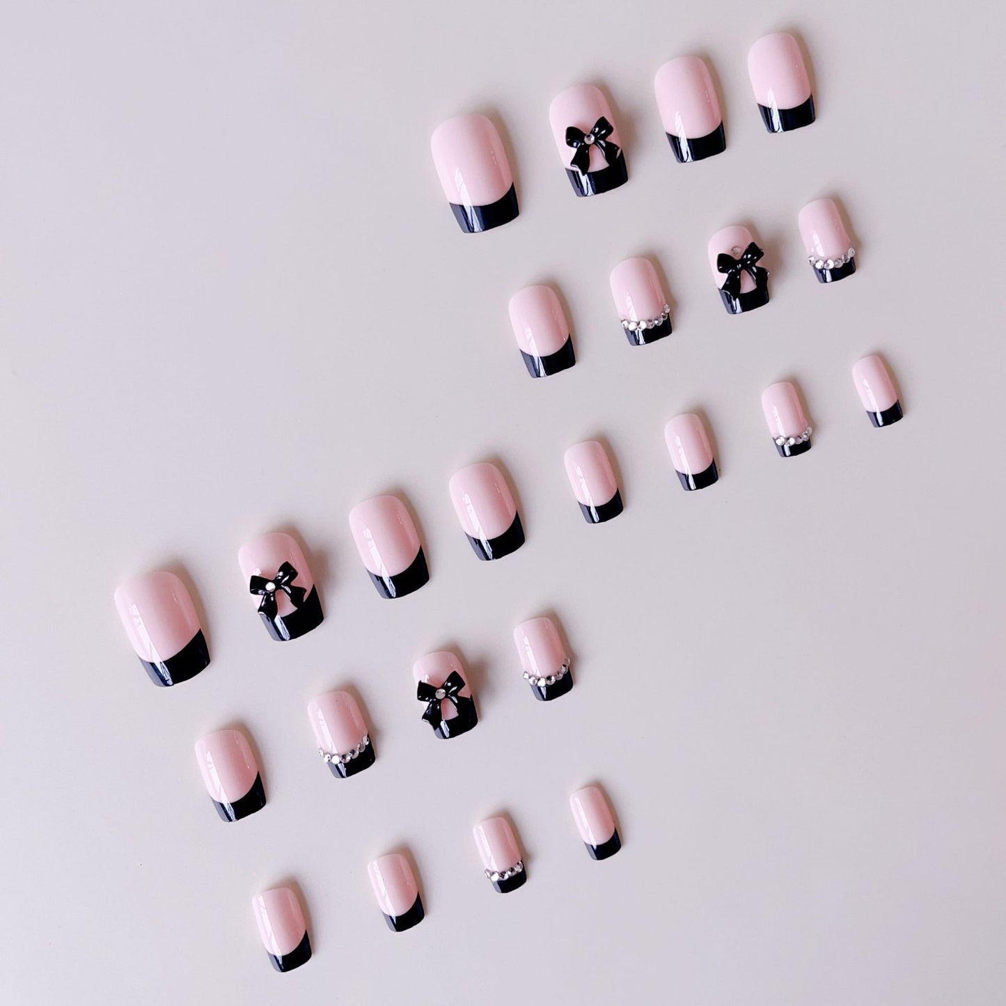 Kunstnagelset mit eleganten Schleifen und Glitzerverzierungen Brehn