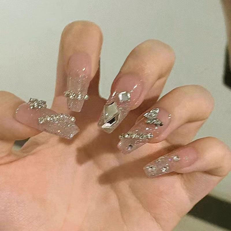Glamouröse Kunstnägel mit funkelnden Strass und eleganten Designs Brehn