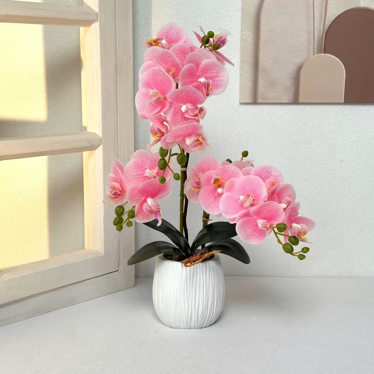 Lebensechte dekorative Orchideenarrangement für Tischdekoration