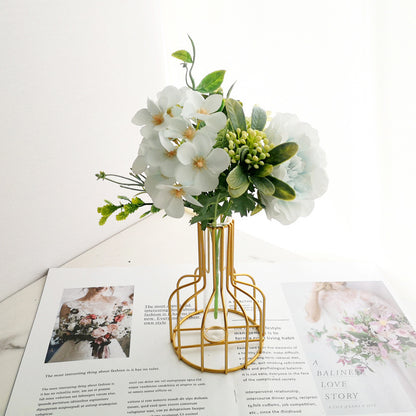 Lebensechte Blumenarrangement