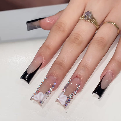 Elegante Stiletto Press-On Nagelkunst mit Strass-Akzenten Brehn