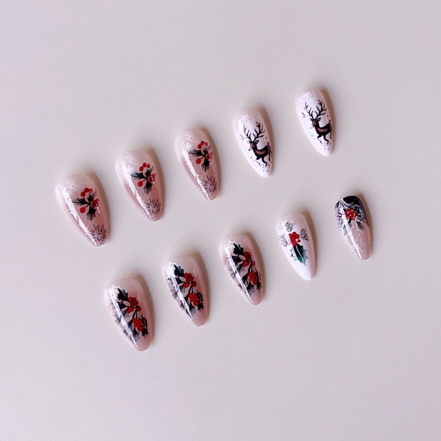 Kunstnagelset mit winterlichen Motiven und festlichen Designs Brehn