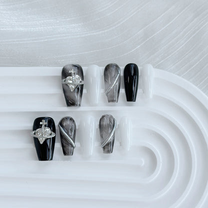 Künstlerisches Press-On-Nageldesign-Set mit glitzernden Elementen