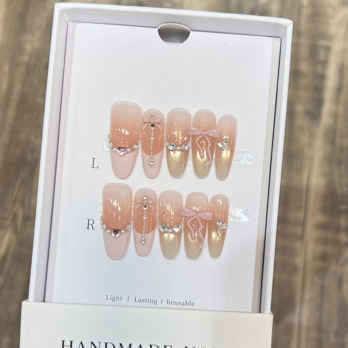 Dekorativer Stiletto Press-On-Nagelkunstset mit eleganten Bändern und Juwelen Brehn