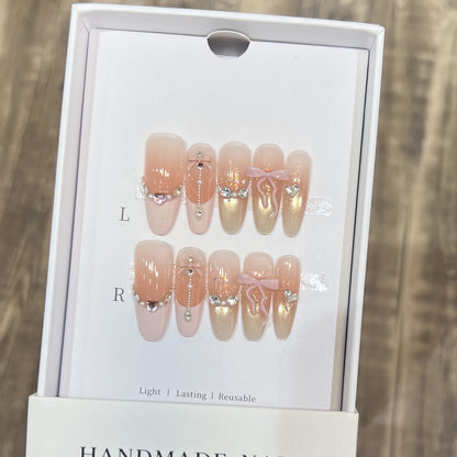 Dekorativer Stiletto Press-On-Nagelkunstset mit eleganten Bändern und Juwelen Brehn