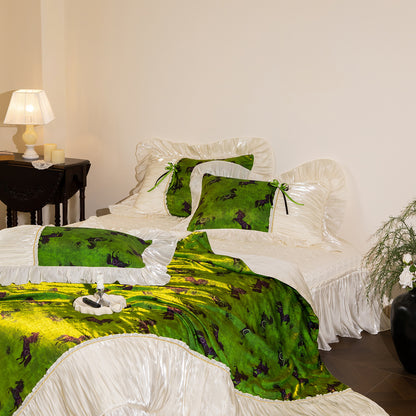 Exklusive Satin-Bettwäschegarnitur mit Pferde‑Print, Plissée‑Rüschen und Zierborte