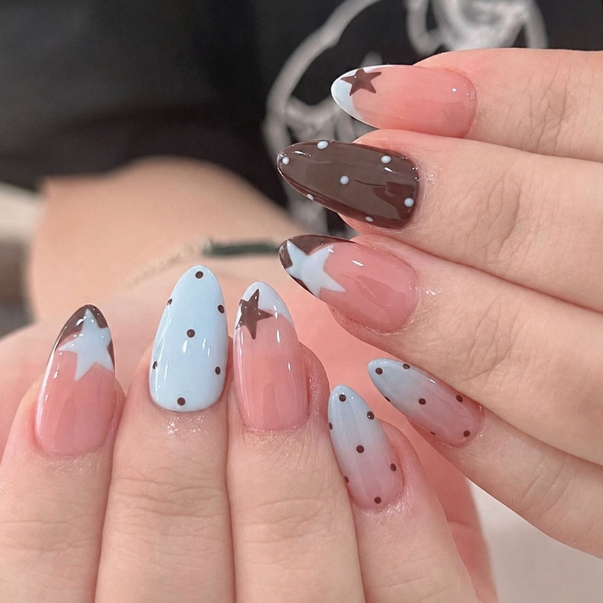 Kreatives Kunstnagelset mit funkelnden Sternen- und Punkten Brehn
