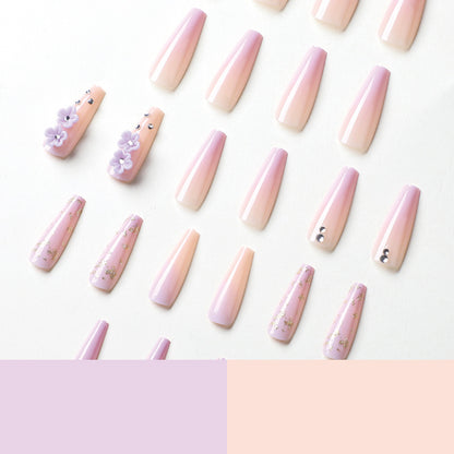 Kunstvolle Gel-Nägel mit Floral-Design und Glitzerakzenten Brehn