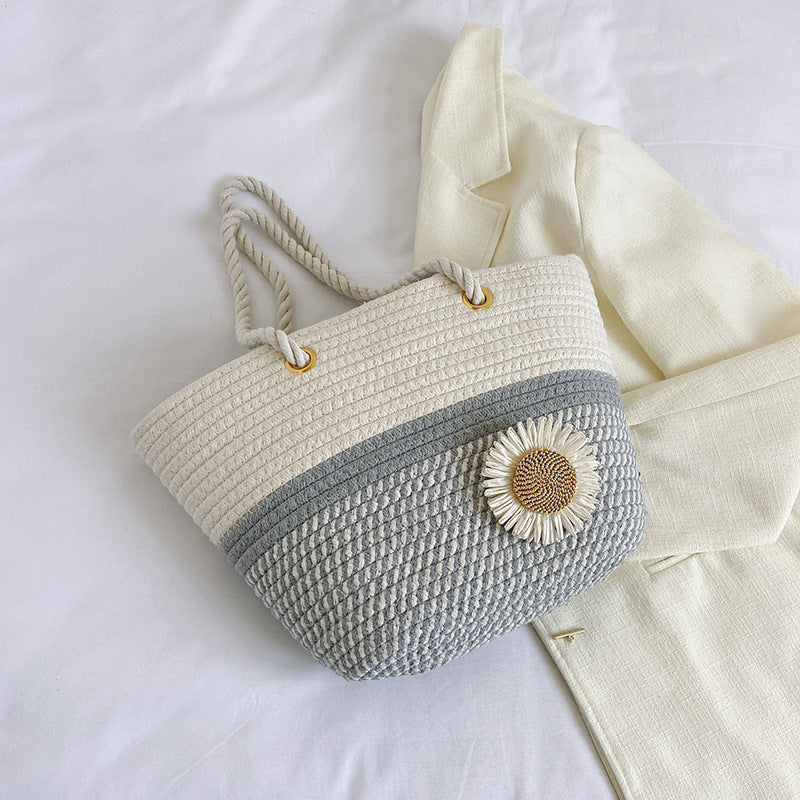 Handgefertigte Strohtasche mit floralem Detail Brehn