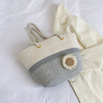 Handgefertigte Strohtasche mit floralem Detail Brehn