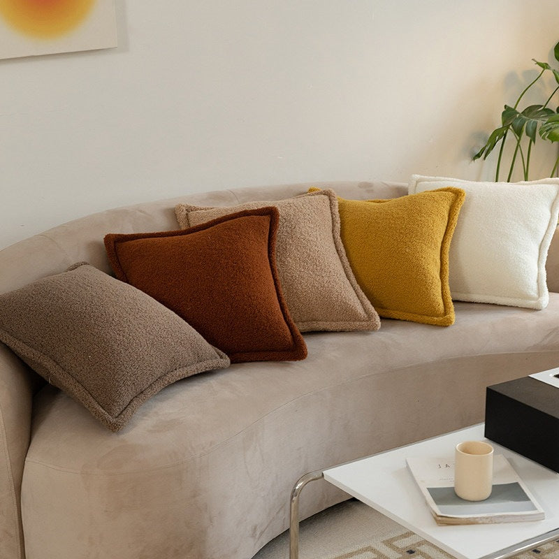 Dekoratives Teddy‑Fleece‑Kissen mit wattierter Füllung und Kedernaht