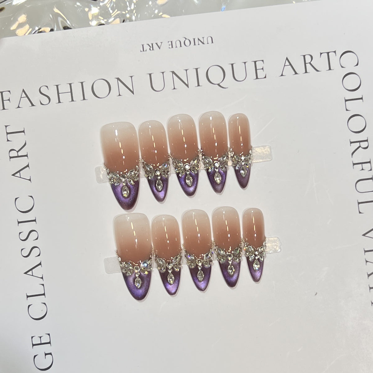 Elegantes Stiletto Press-On Nagelset mit Edelsteinverzierungen Brehn