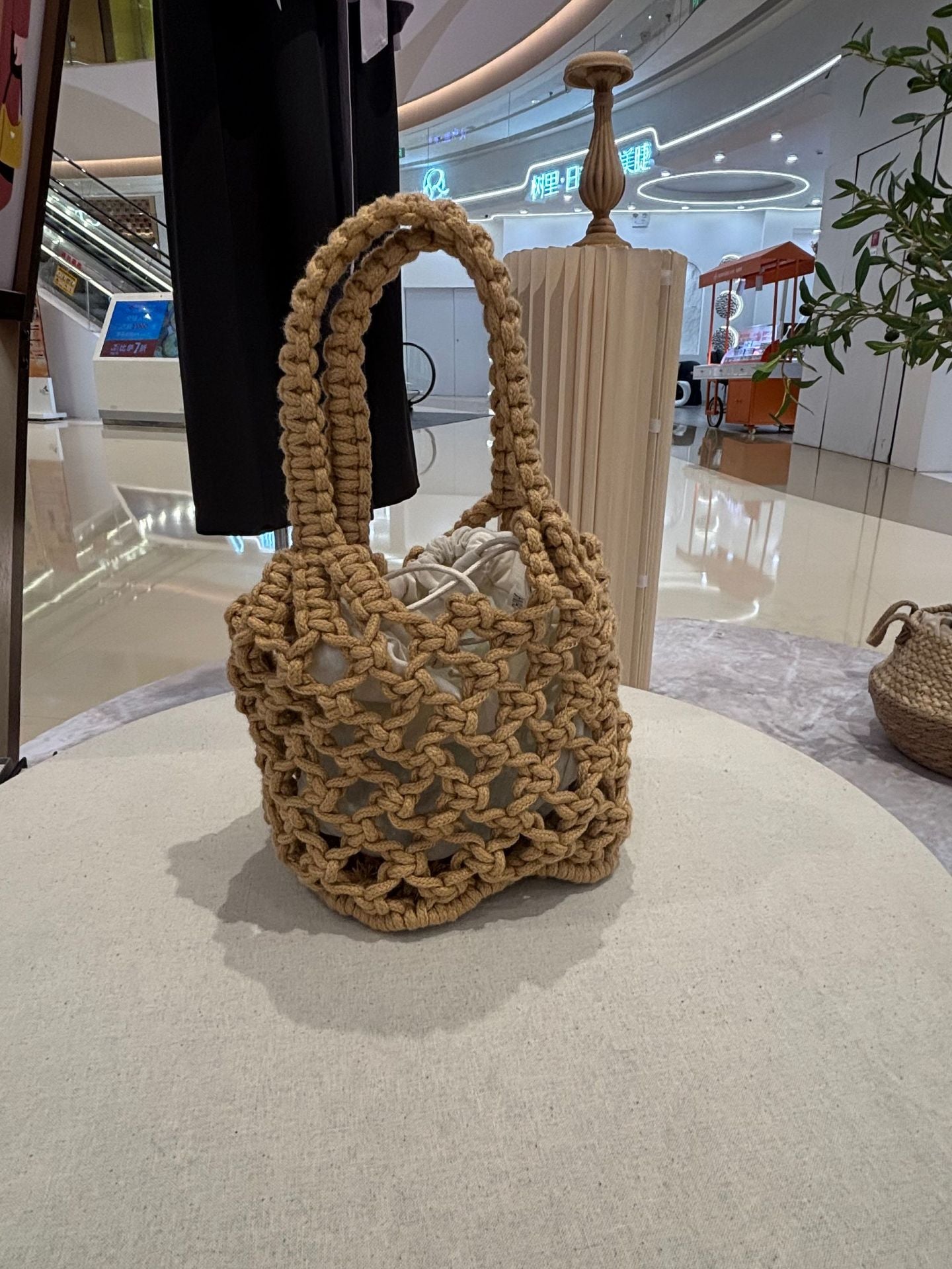 Modische Handtasche Aus Geflochtenem Material Brehn