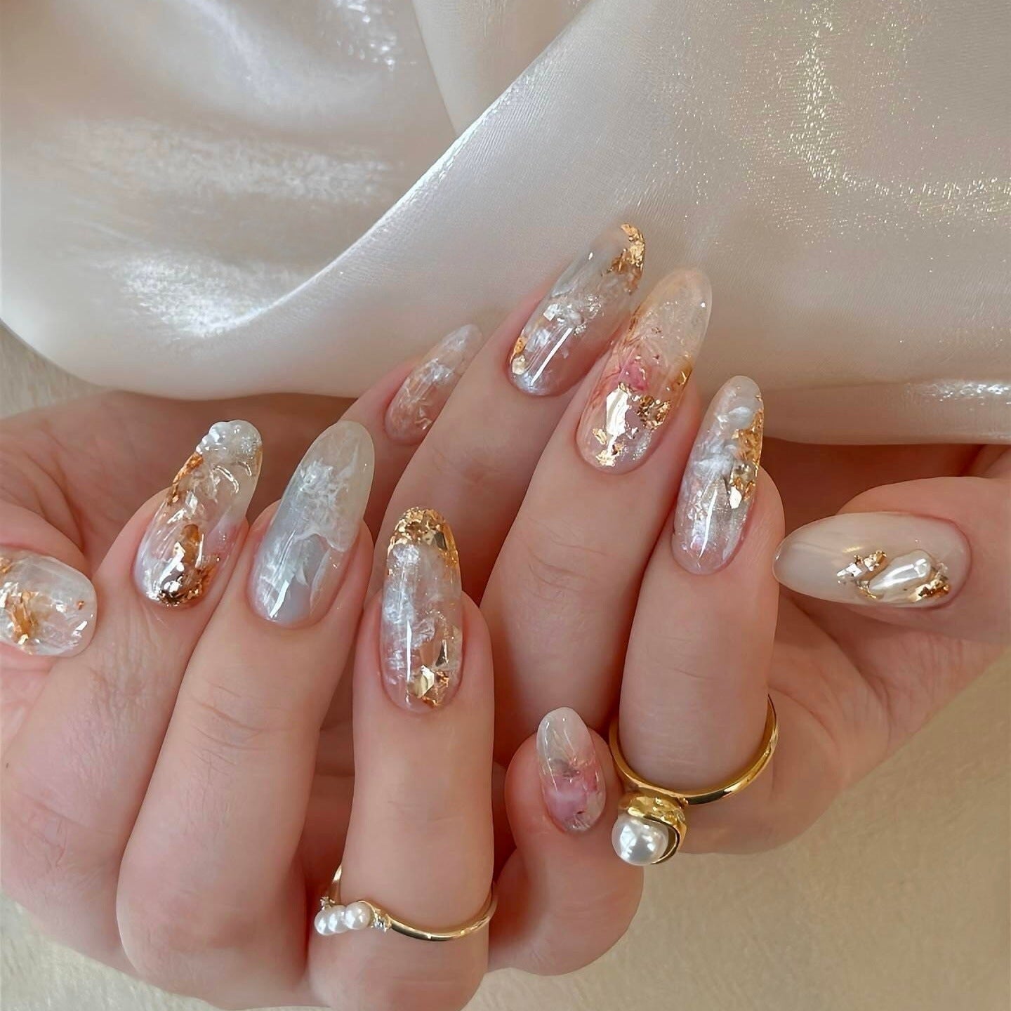 Kunstnägel mit Glamouriösen Metallic-Details und Funkelndem Design Brehn