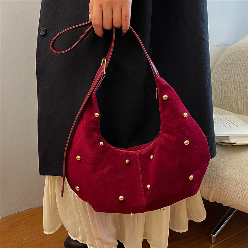 Texturiertes Wildleder Hobo Bag mit dekorativen Nieten Brehn