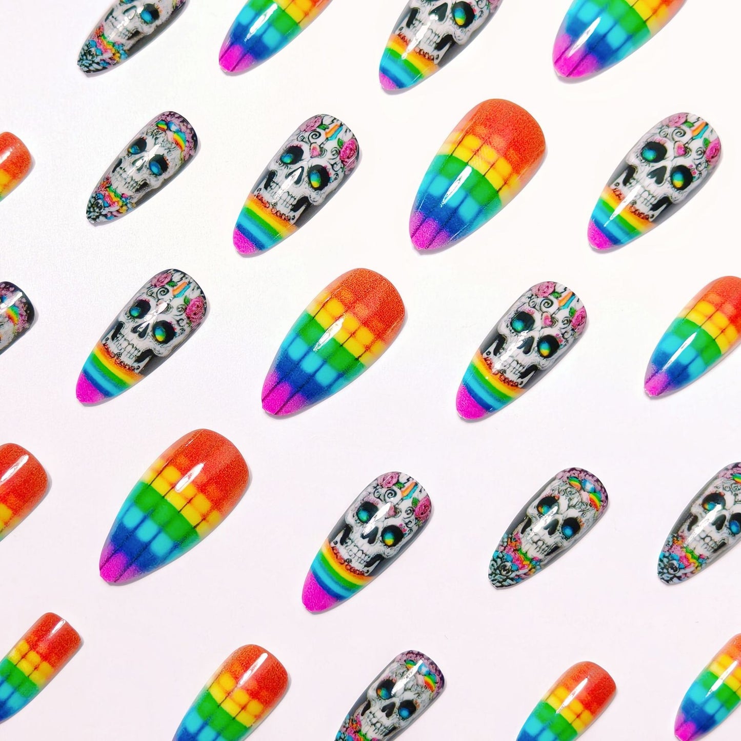 Kreative Kunstnägel mit Totenkopf-Design und Regenbogenfarben Brehn