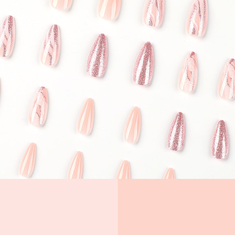 Kunstvolle Nagelverlängerungen mit Glitzer- und Marmor-Design Brehn