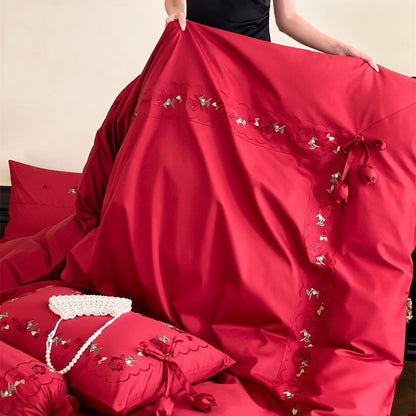 Opulente Satin‑Bettwäschegarnitur mit Blumenstickerei, Zierrollen und Rüschensaum