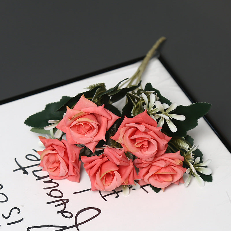 Realistischer künstlicher Rosenstrauß
