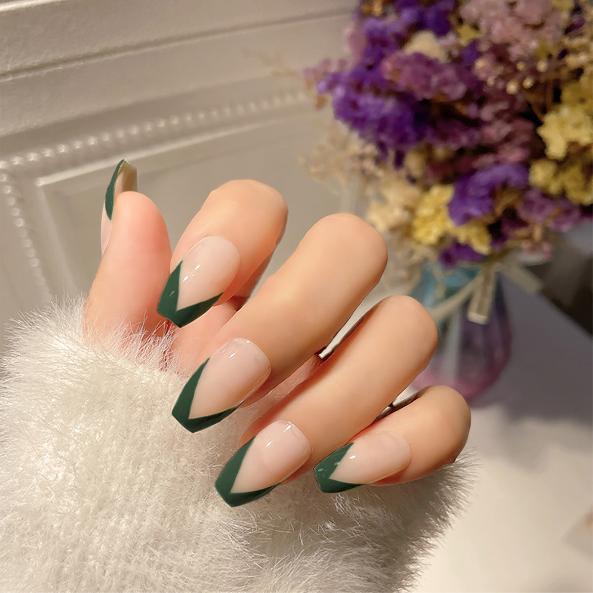 Kunstnagelset mit eleganter V-Form und natürlichem Finish Brehn