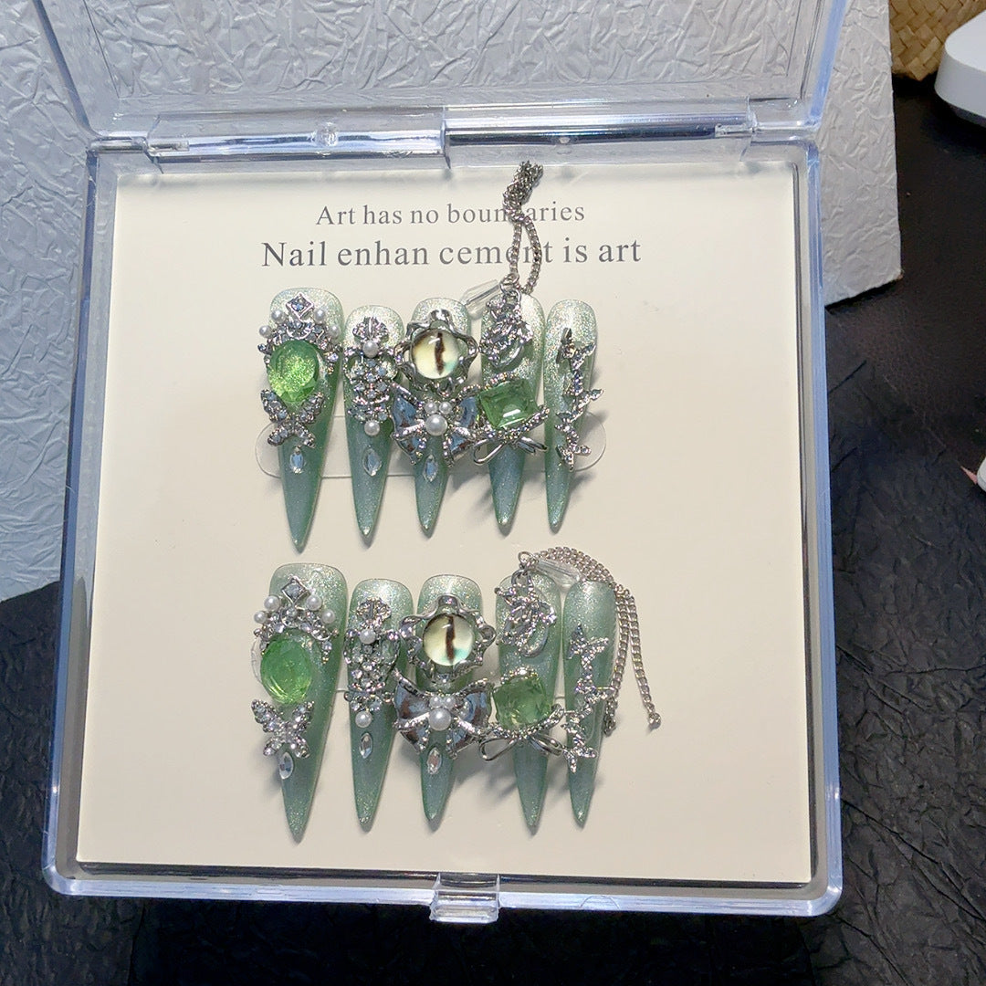 Dekorative mit Rhinestones veredelte Nagelspitzen