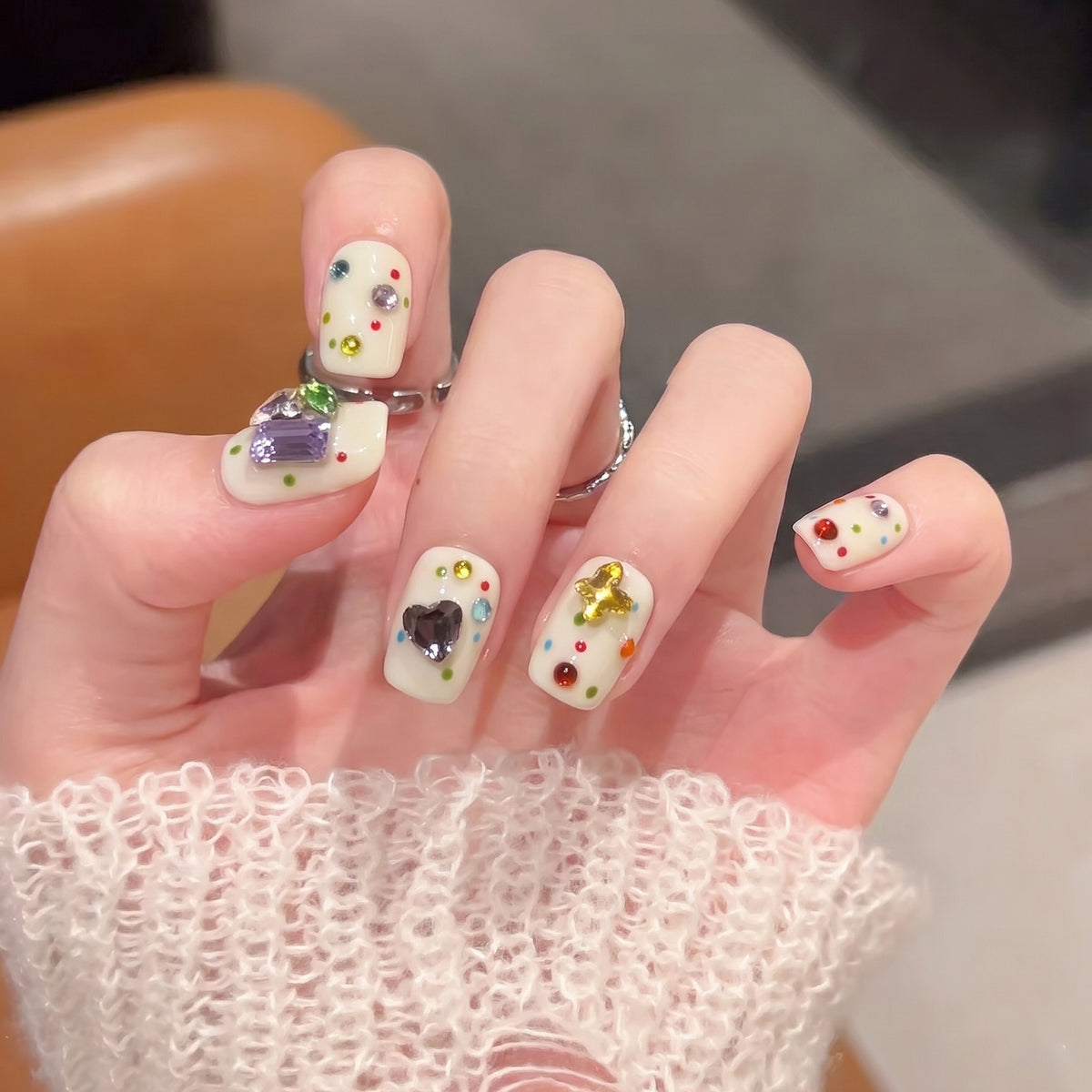 Dekoratives Press-On Nagelkunst-Set mit bunten Edelstein-Akzenten Brehn