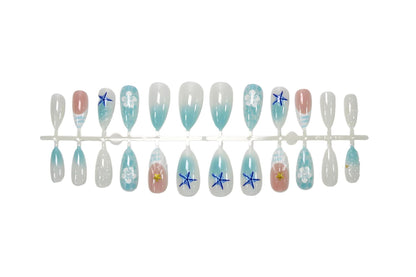 Kunstnagelset mit maritimen Motiven und eleganten Details Brehn