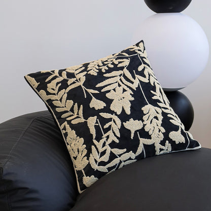 Quadratischer Kissenbezug mit botanischem Tuft-Relief und feiner Paspel Brehn