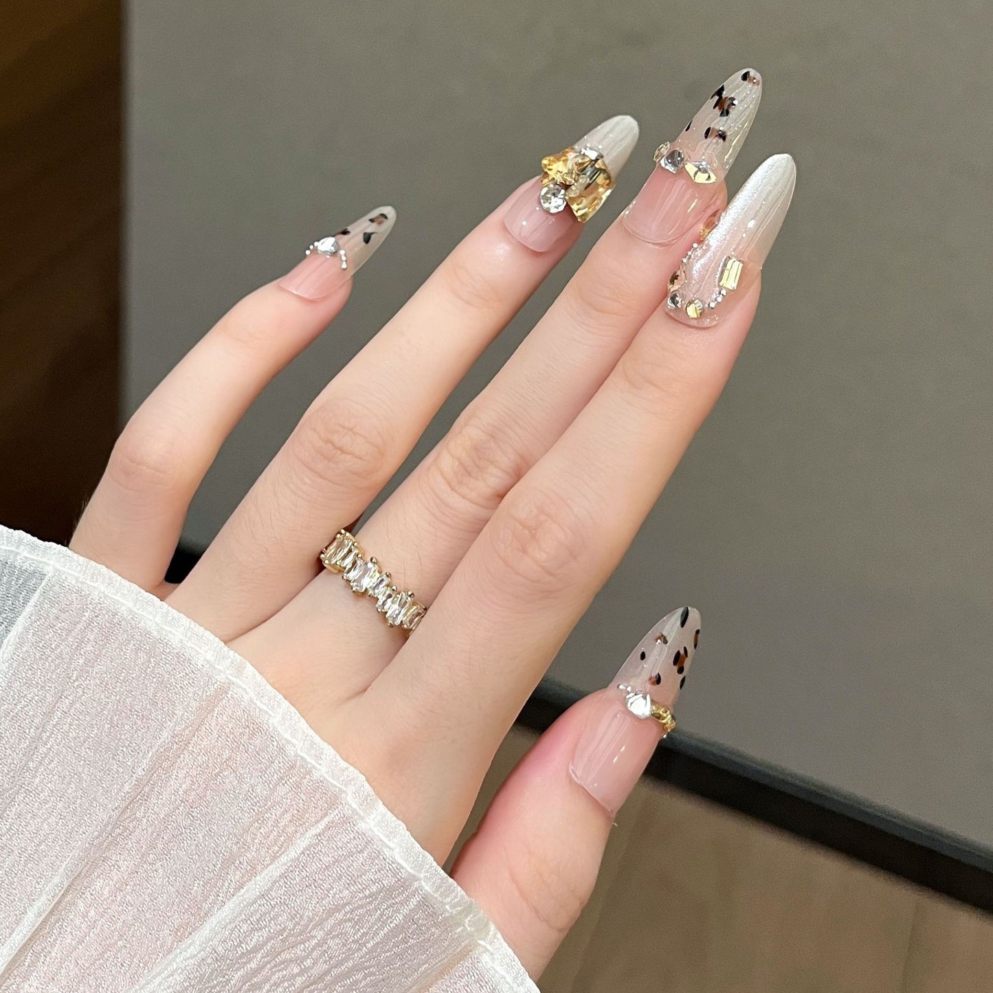 Dekorative Press-On Nagelverlängerungen mit Edelsteinakzenten Brehn