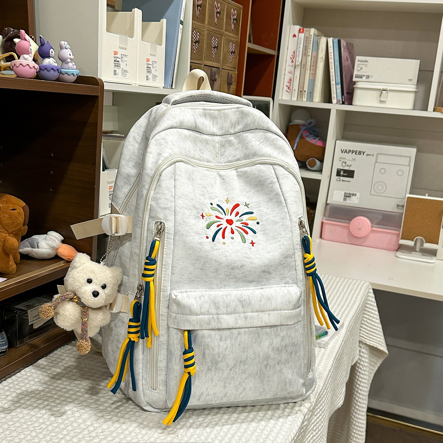 Rucksack mit Bunten Verzierungen und Innovativen Fächern Brehn