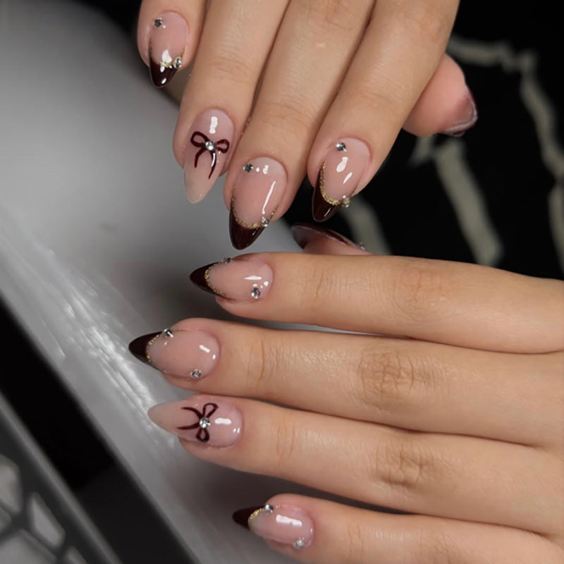 Kunstvolle Nagelkunst mit eleganter Schleifenverzierung Brehn
