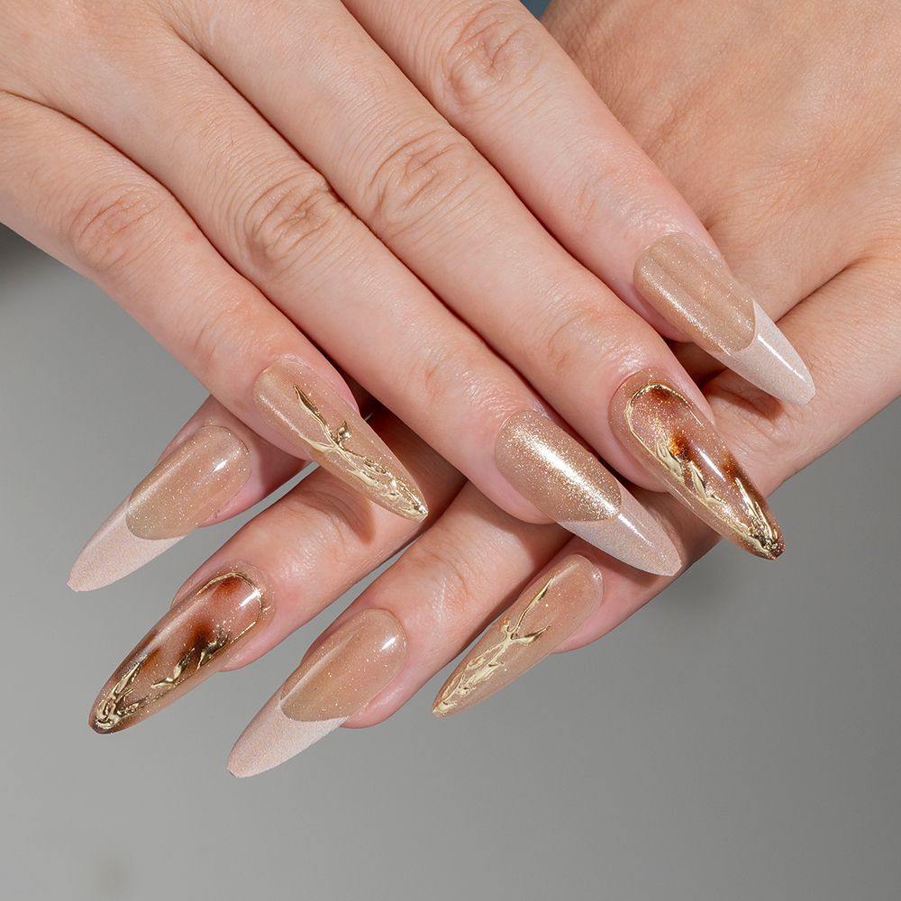 Elegante Stiletto Press-On Nagelset mit goldenen Akzenten Brehn