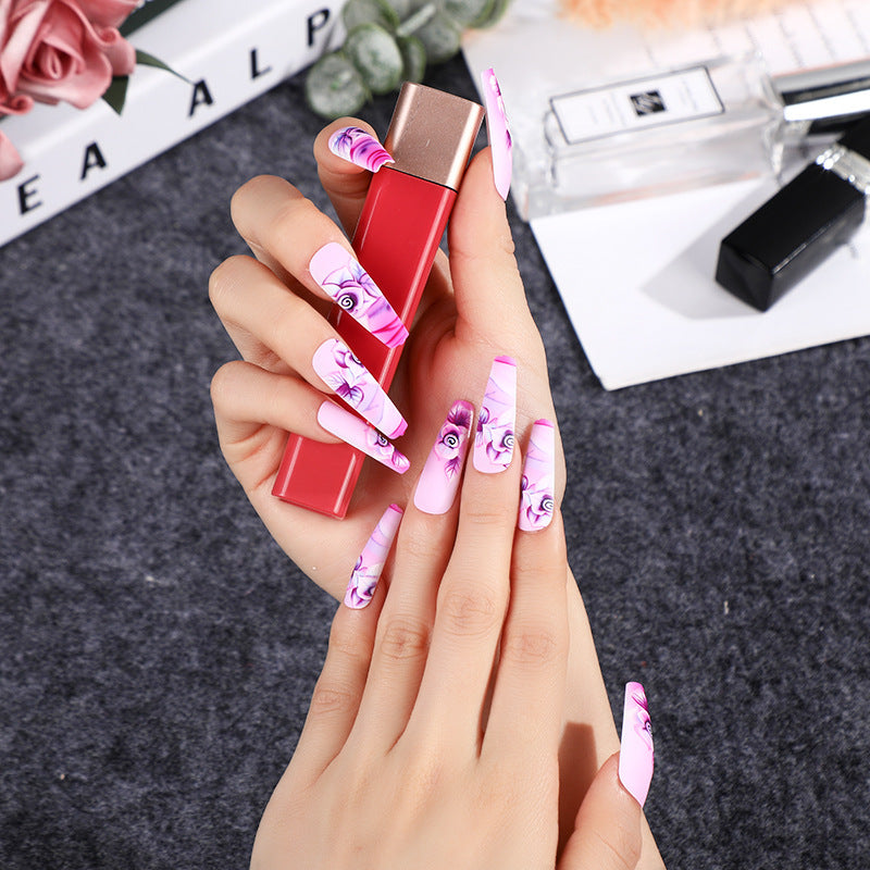 Kunstvolle Nagelspitzen mit floralem Design Brehn