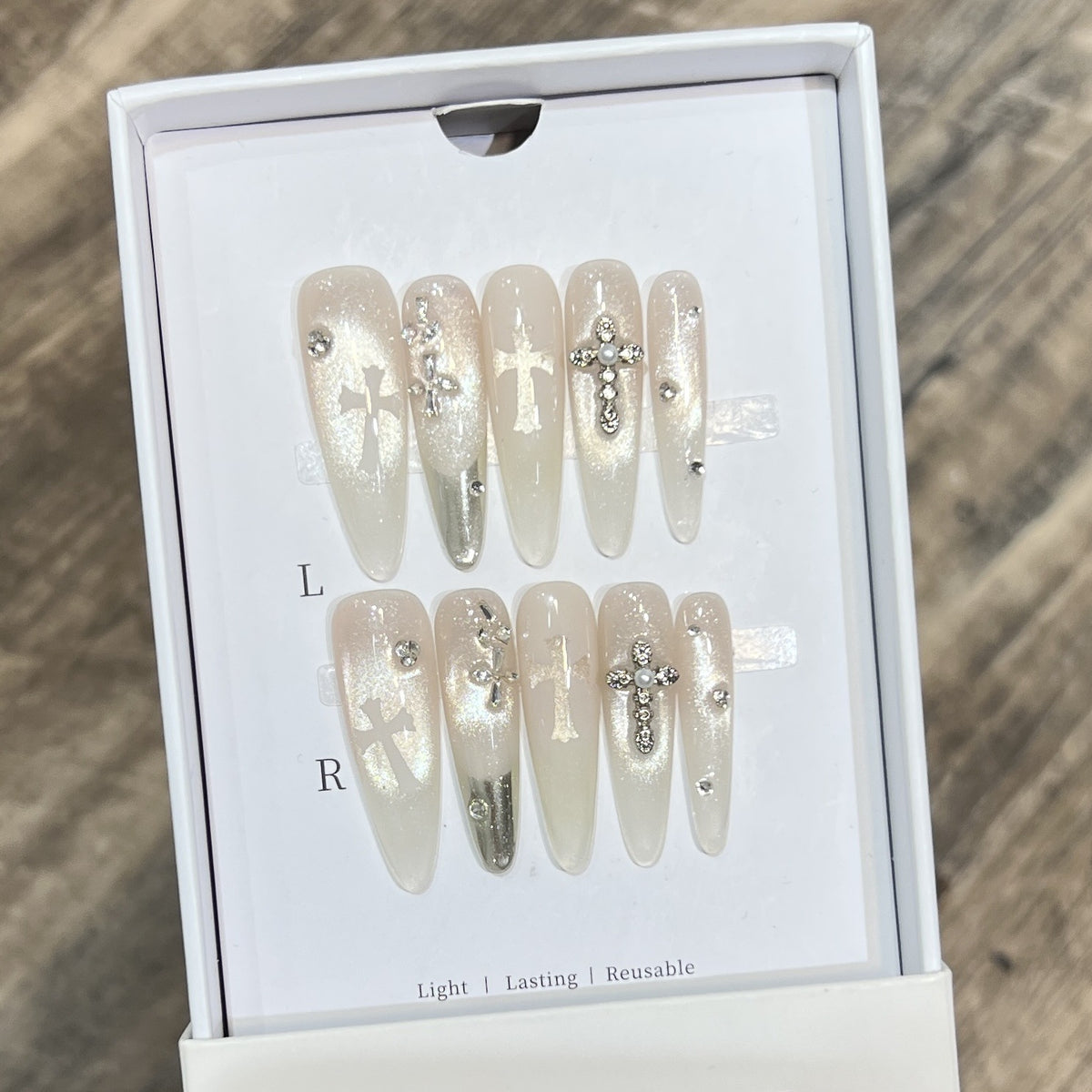 Elegantes Dekoratives Press-On-Nagelset mit Strass-Kreuzakzenten Brehn