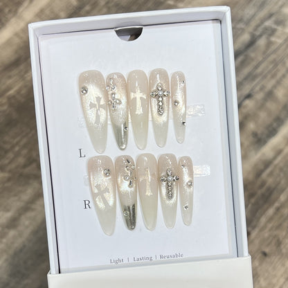Elegantes Dekoratives Press-On-Nagelset mit Strass-Kreuzakzenten Brehn