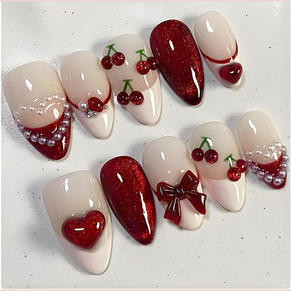 Kunstnagelset mit romantischen Beerendesigns und glamourösen Verzierungen Brehn