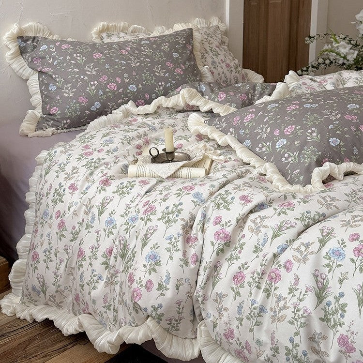 Wendbare Steppdecke im Vintage‑Botanik‑Design mit Volant und passenden Kissenbezügen