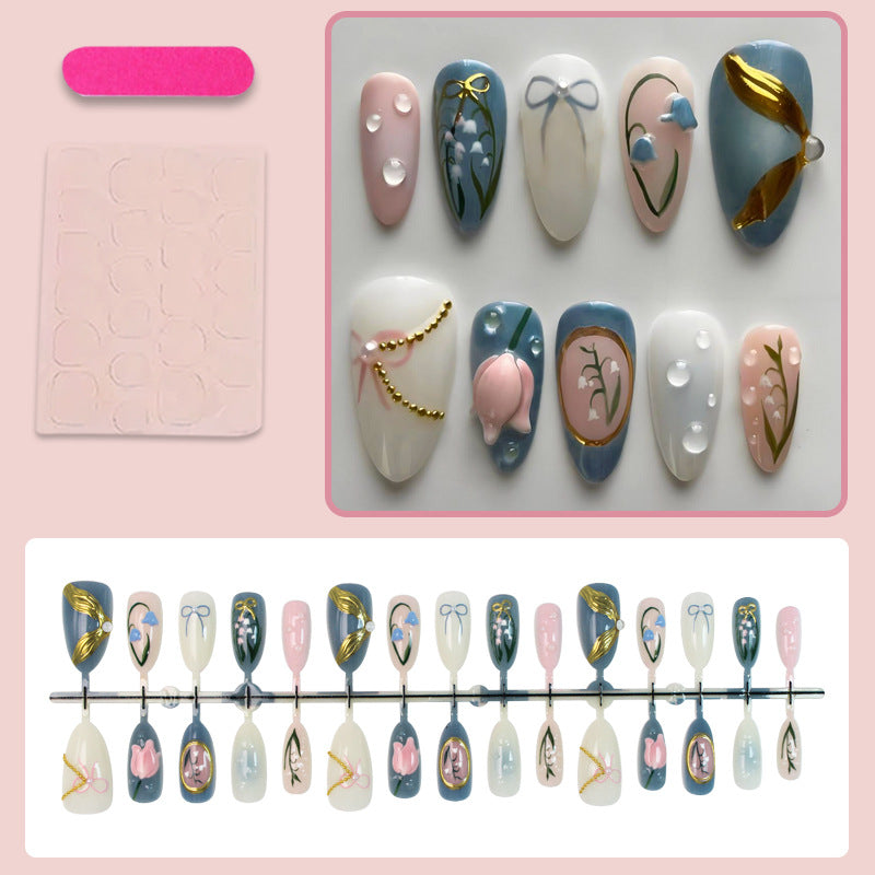 Kunstnagelset mit floralem Design und eleganten Goldverzierungen Brehn