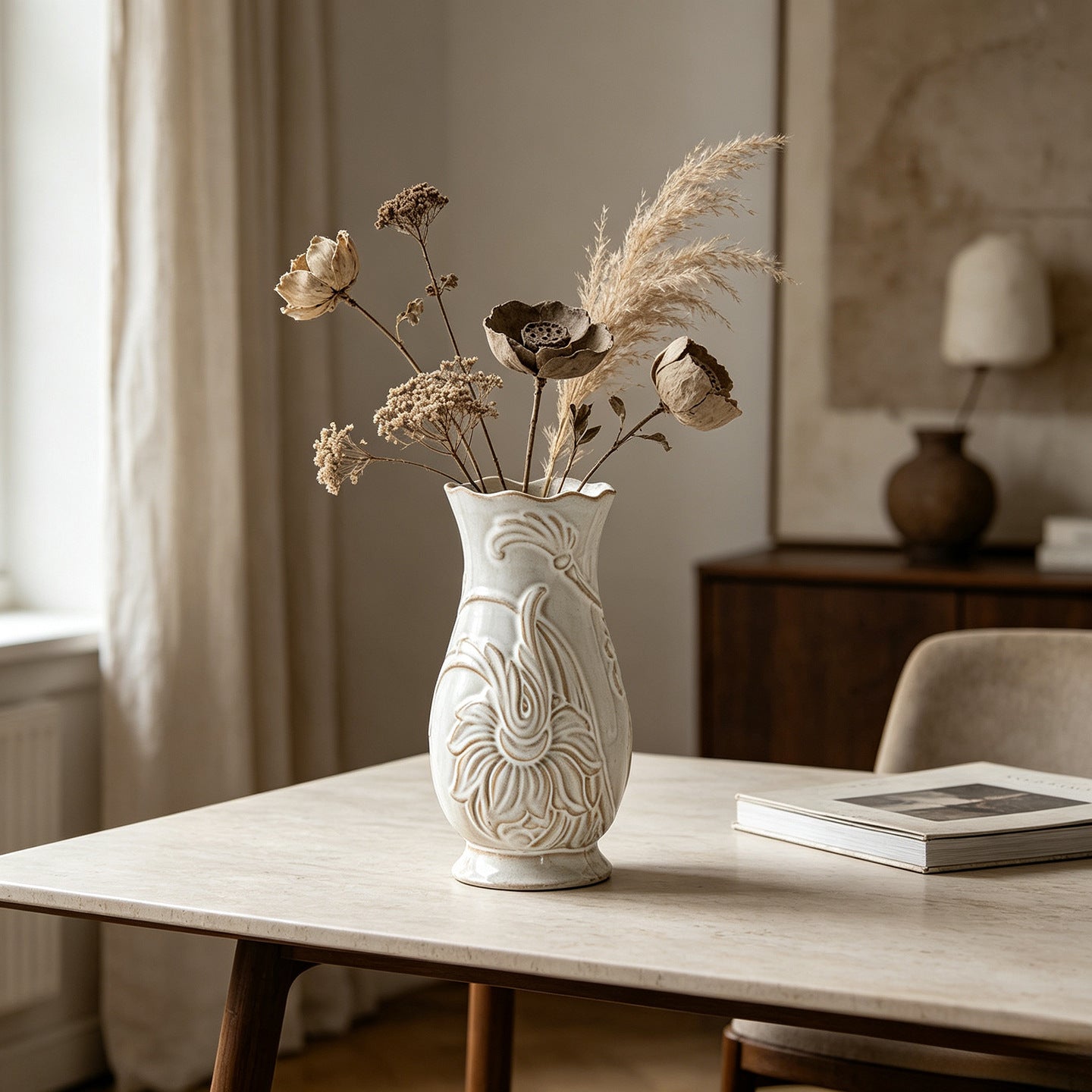 Gravierte Keramiktasten-Vase mit Wellenkante und floralem Relief