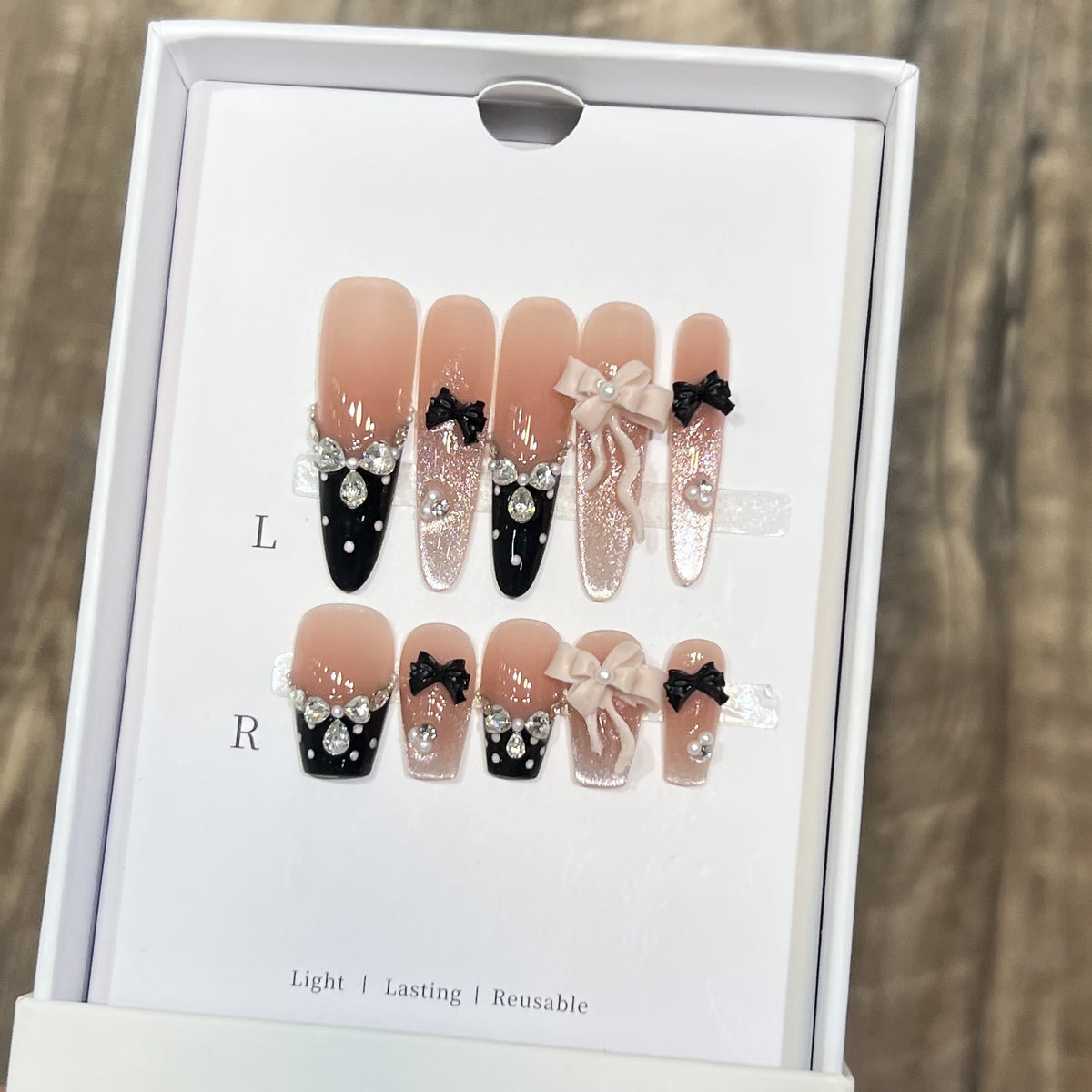 Glamouröse Stiletto Press-On Nagelset mit dekorativer Schleife und Edelsteinakzenten Brehn