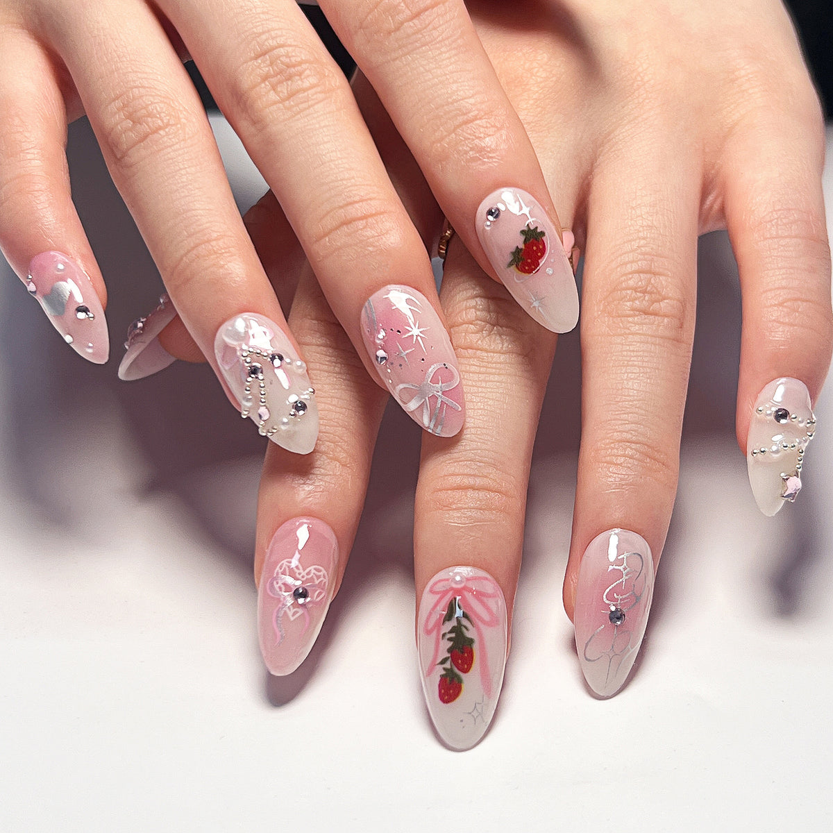Künstliche Nagelkunst mit romantischem Design und Glitzerakzenten Brehn