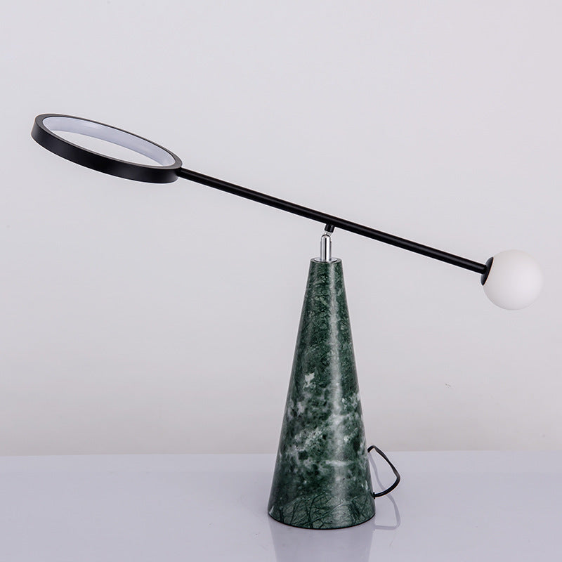 Moderne verstellbare Schreibtischlampe mit geometrischem Sockel