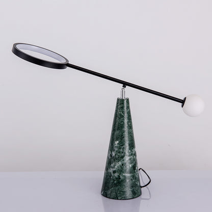 Moderne verstellbare Schreibtischlampe mit geometrischem Sockel