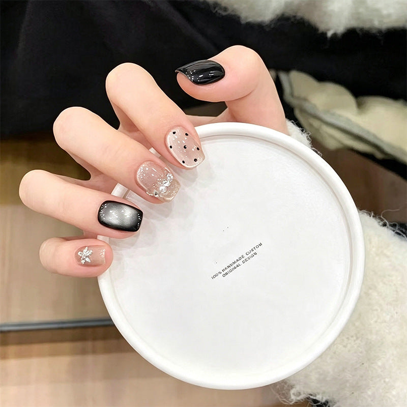 Kunstnagelset mit funkelnden Glitzerakzenten Brehn