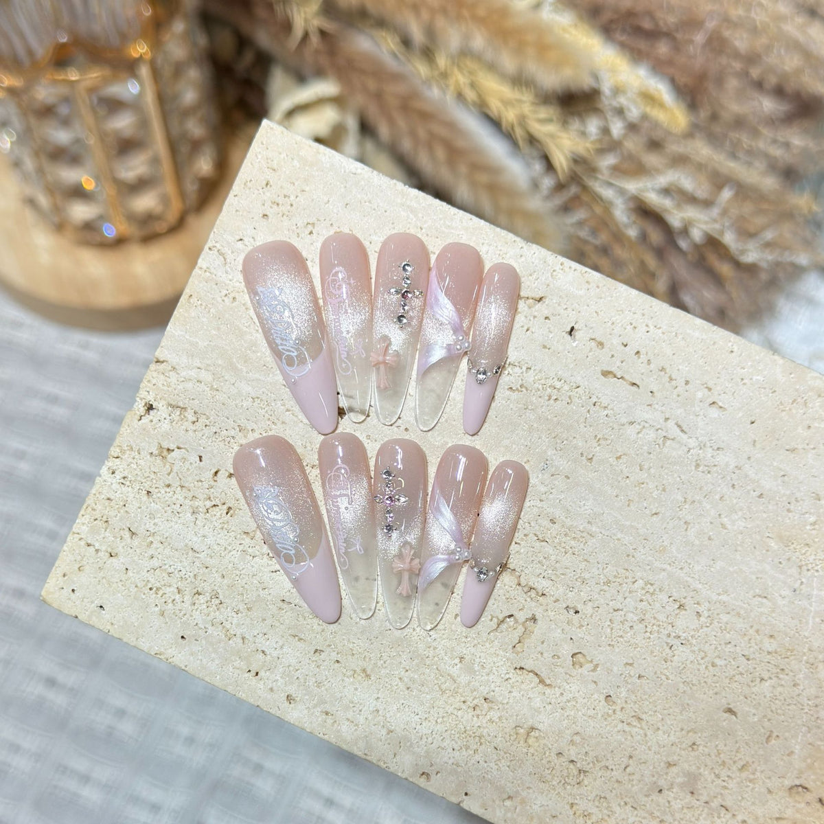 Elegantes Stiletto Press-On Nagelset mit komplexen Designs Brehn