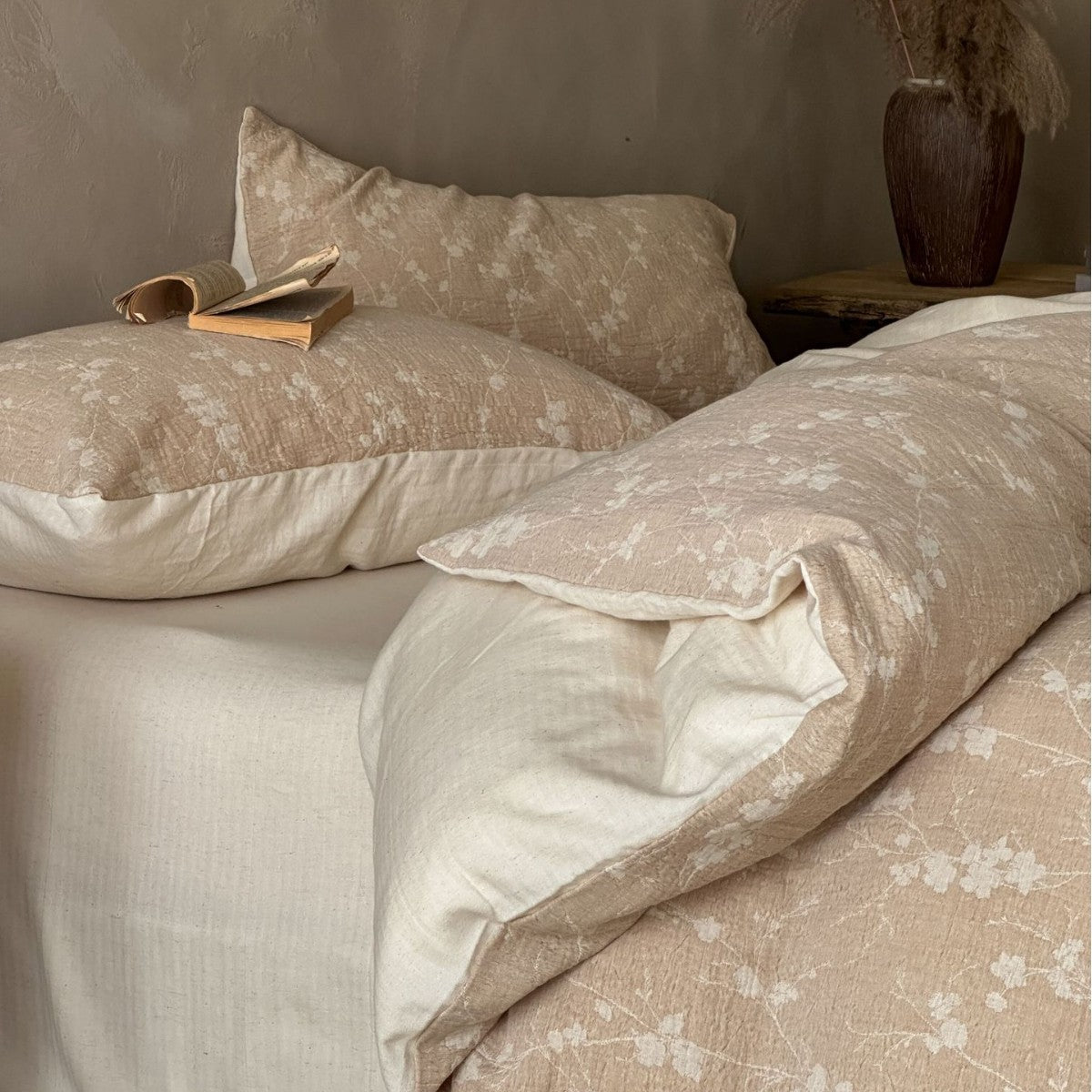 Luxuriöse Baumwoll-Leinen Bettwäschegarnitur mit leichter Steppstruktur und floralem Jacquard