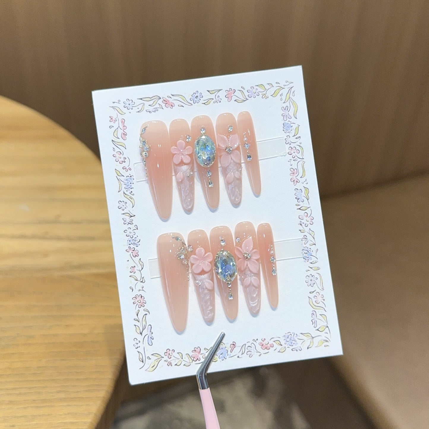 Künstliche Kunstnägel mit Floralen Verzierungen und Glitzerdetails Brehn
