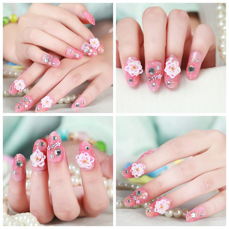 Kunstnägel mit elegantem Blumen- und Strassdesign Brehn