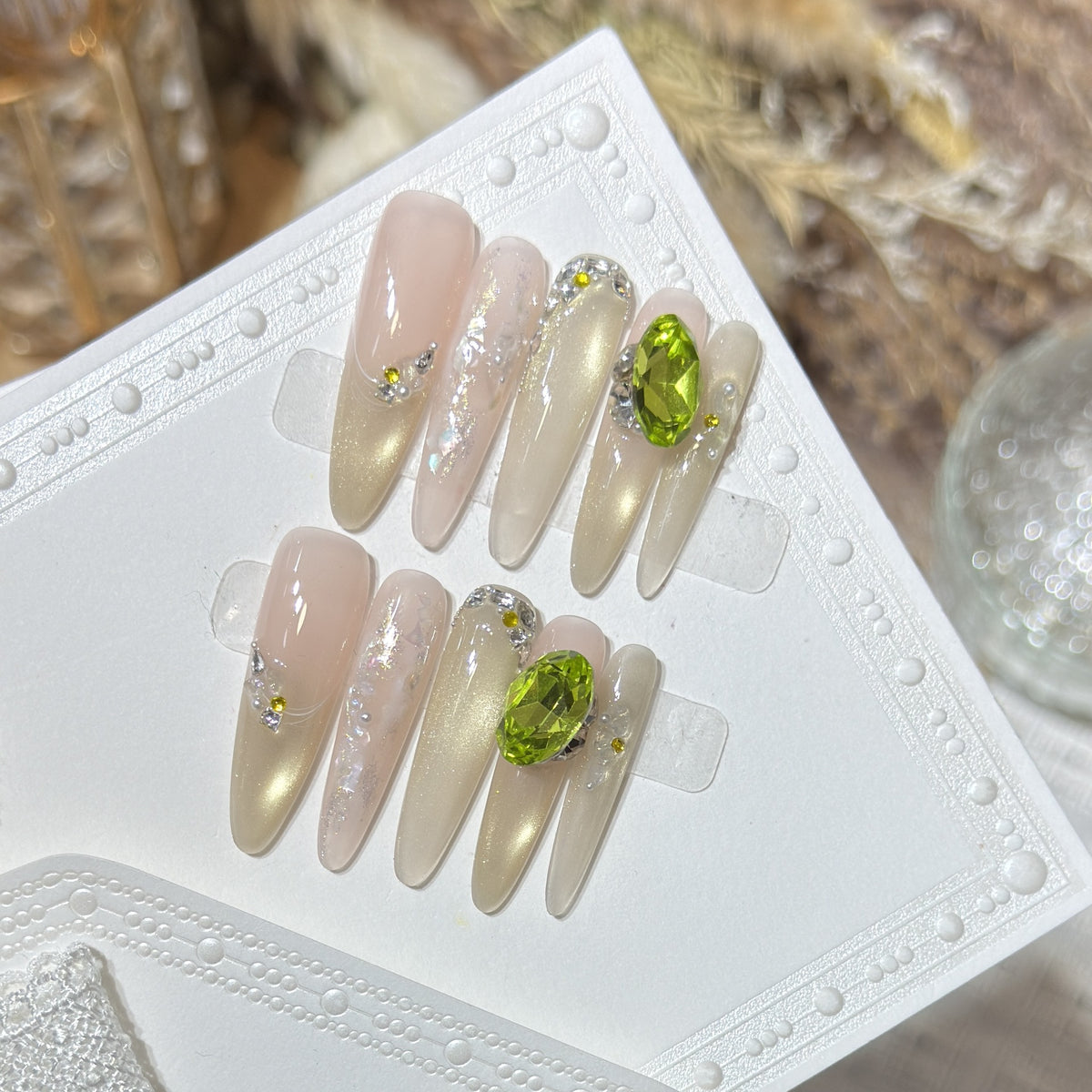 Chic dekorative Stiletto Press-On Nägel mit Edelsteinakzenten Brehn