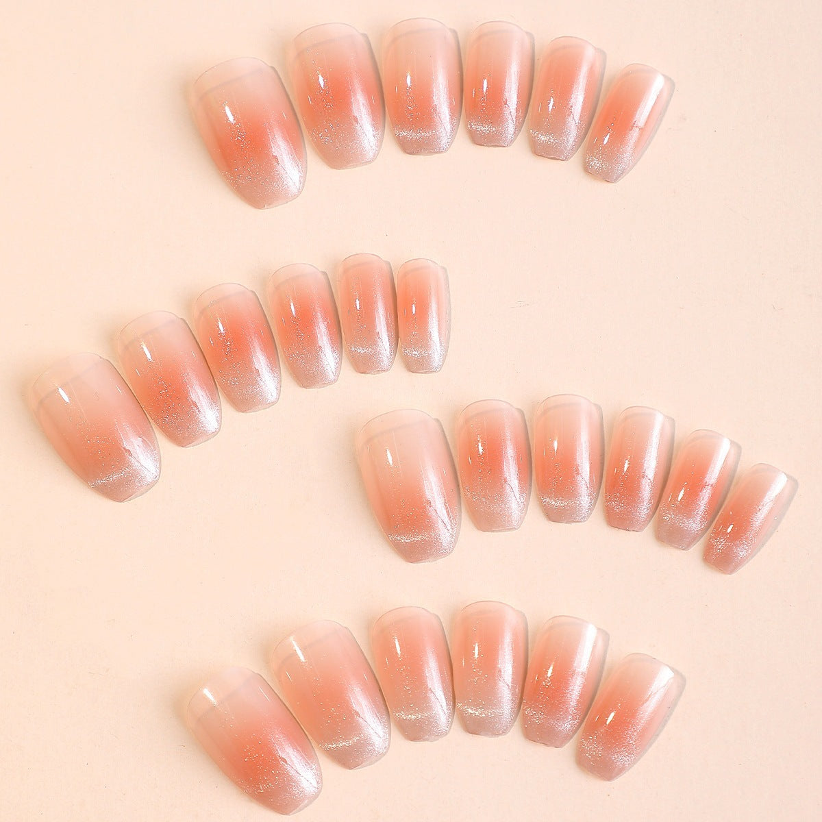 Kunstnagelset mit Ombre-Effekt und Glitzerakzenten Brehn